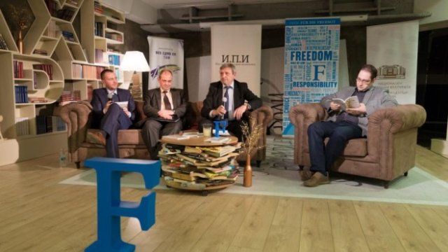 <p>
	<em>(Отляво надясно)</em> Петър Ганев, Георги Саракостов, Красен Станчев и Георги Ангелов. <em>Снимка: Facebook страницата на фондация &quot;Фруидрих Науман&quot;</em></p>
