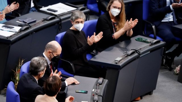 <p>
	Новият канцлер Олаф Шолц (в средата) получава поздравления след избора си. <em>Снимка:&nbsp;&nbsp;EPA/FILIP SINGER</em></p>
