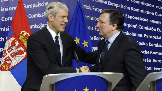 <p>
	<em>Сръбският президент Борис Тадич и председателят на ЕК Жозе Мануел Барозу по време на съвместната им пресконференция в Брюксел. Снимка: Ройтерс</em></p>
