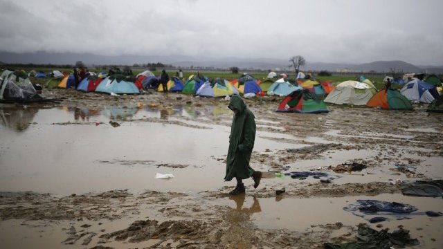 <p>
	Импровизиран бежански лагер на границата между Македония и Гърция <em>Снимка: архив Ройтерс</em></p>
