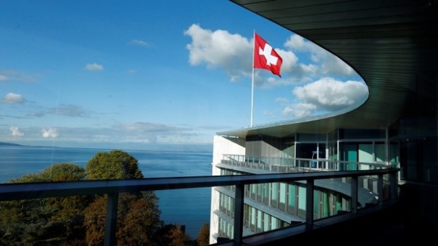 <p>
	Швейцарският флаг на сградата на централата на Nestle в град Веве, кантона Вод. <em>Снимка: Архив Ройтерс</em></p>
