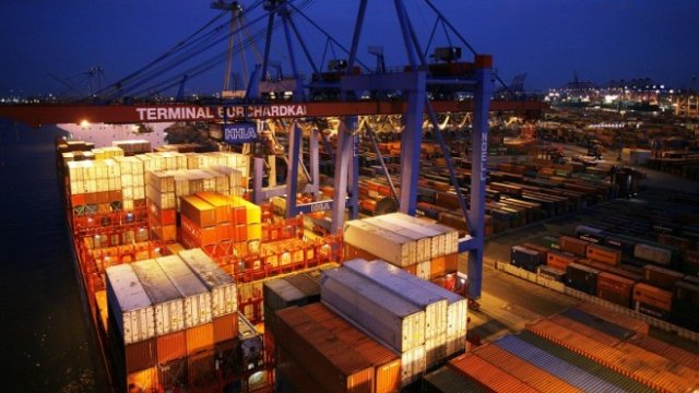 <p>
	<em>Пристанището в Хамбург. Снимка: Архив Ройтерс</em></p>
