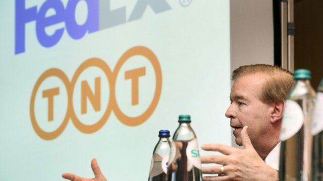 <p>
	Главният изпълнителен директор на FedEx при обявяването на сделката през април.&nbsp;<em>Снимка: архив Ройтерс</em></p>
