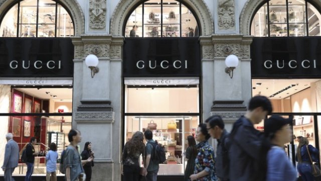 <p>
	<em>Хора се разхождат в търговски център в Милано, Италия. Снимка: Alessia Pierdomenico/Bloomberg</em></p>
