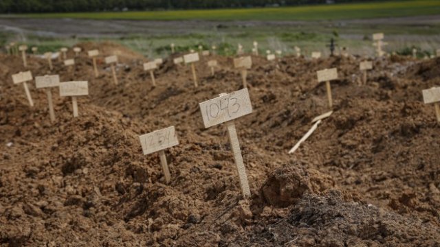 <p>
	<em>Нови гробове на хора в гробище в село Старий Крим в покрайнините на Мариупол. Снимка: БГНЕС/EPA/АЛЕСАНДРО ГУЕРА</em></p>
