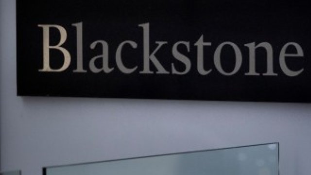 <p>
	Blackstone присъства в десетката на водещите фонд мениджъри във всички основни региони в света.&nbsp;<em>Снимка: Angus Mordant/Bloomberg</em></p>
