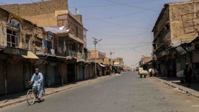 <p>
	Затворен пазар в центъра на Кандахар. <em>Снимка:&nbsp;&nbsp;EPA/M. SADIQ</em></p>
