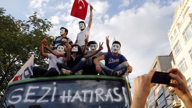 <p style="margin-bottom: 0cm">
	Протестиращ заснема картина с помощта на смартфона си. Кадрите, които държавните телевизии не показват, се разпространяват чрез интернет. <em>Снимка: Ройтерс</em></p>
