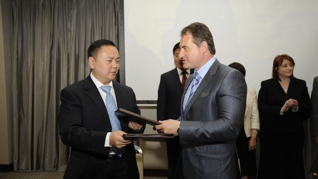 <p>
	Wine River Trading и&nbsp;&nbsp;Винпром Пещера подписват договора за сътрудничеството си.<em> Снимка:&nbsp;&nbsp;Винпром Пещера</em></p>
