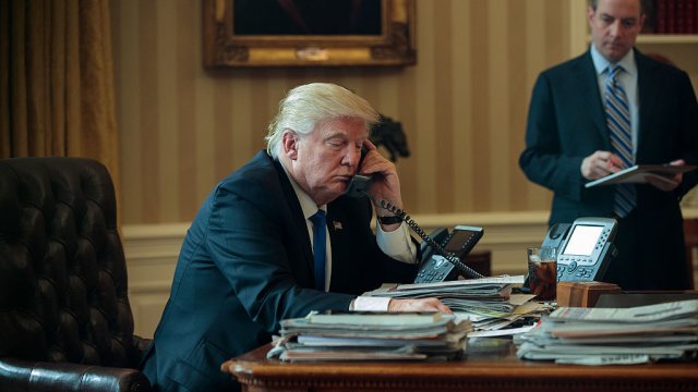 Президентът на САЩ Доналд Тръмп разговаря с руския държавен глава Владимир Путин по време на своя първи мандат. Снимка: Drew Angerer/Getty Images