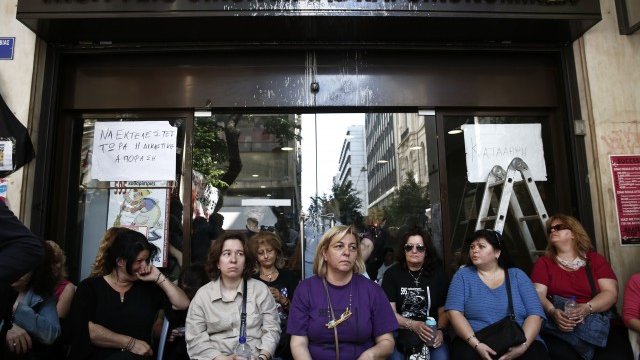 <p>
	Съкратени държавни служителки протестират пред &nbsp;входа на Министерството на икономиката в Атина.<em> Снимка: архив Ройтерс</em></p>
