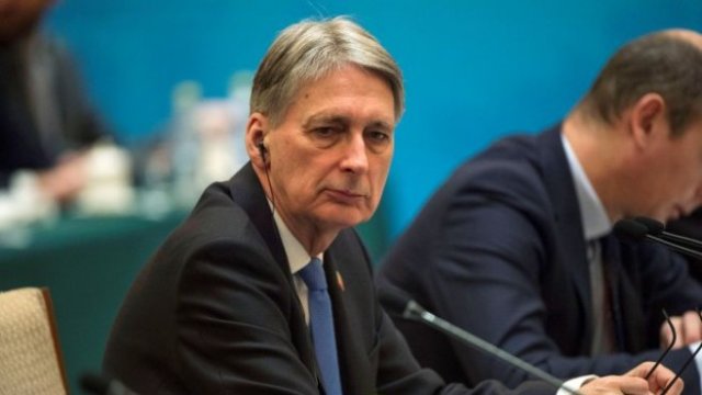 <p>
	Британският финансов министър Филип Хамънд по време на срещите му в Пекин. <em>Снимка: Ройтерс</em></p>
