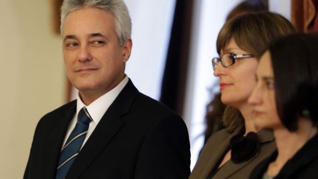 <p>
	Служебният премиер Марин Райков. До него отляво надясно вицепремиерите в служебния кабинет Екатерина Захариева и Деяна Костадинова. <em>Снимка: БТА</em></p>
