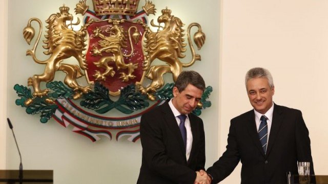 <p>
	Росен Плевнелиев и Марин Райков. <em>Снимка: Ройтерс</em></p>
