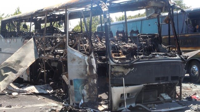 <p>
	Останките от взривения автобус. <em>Снимка: Ройтерс</em></p>
