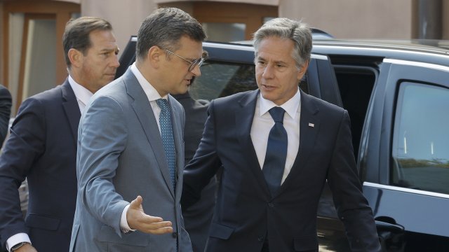 Украинският външен министър Дмитро Кулеба (в центъра) посреща американския държавен секретар Антъни Блинкен (вдясно) при пристигането му в Киев. Снимка: EPA/БГНЕС