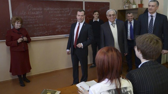 <p style="margin-bottom: 0cm;">
	Медведев (в средата) при посещението си в училище в град Симферопол в Крим. <em>Снимка: Ройтерс</em></p>
