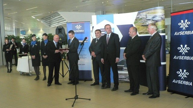 <p>
	Данаил Папазов и сръбският му колега Александър Антич обещаха работата по трасето София - Ниш да приключи през 2016 г. <em>Снимка: Investor.bg</em></p>
