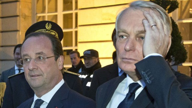 <p>
	Премиерът в оставка Жан Марк Еро (вдясно) и президентът Оланд. <em>Снимка: Ройтерс</em></p>
