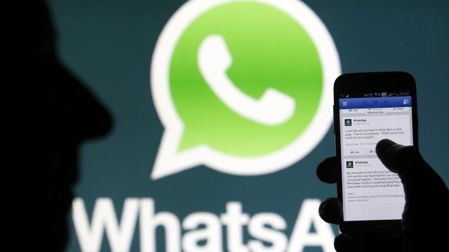 <p>
	Анализатори твърдят, че с WhatsApp Facebook си купува бъдеще. <em>Снимка: Ройтерс</em></p>

