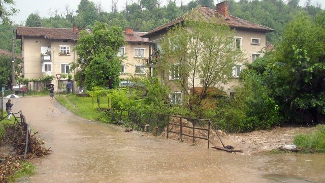 <p>
	И тази пролет проливните дъждове отнесоха много мостове и диги. <em>Снимка: БТА</em></p>
