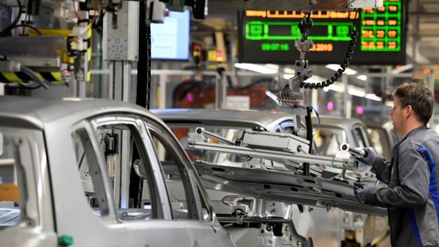 <p>
	Производство на Volkswagen във Волфсбург. <em>Снимка: Ройтерс</em></p>
