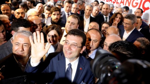 <p>
	Екрем Имамоглу (в центъра) след пресконференция в Истанбул <em>Снимка: Ройтерс</em></p>
