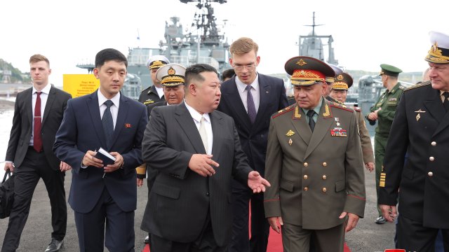 Ким Чен Ун и Сергей Шойгу. Снимка: EPA/KCNA