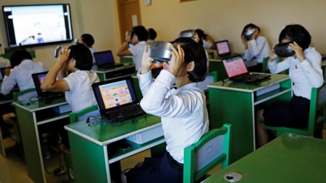 <p>
	Ученици използват очила за виртуална реалност в колеж за обучение на училите по време на организирано от правителството посещение на чуждестранни репортери.<em> Снимка: Архив Ройтерс</em></p>
