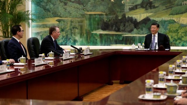 <p>
	Стивън Манучин (вляво) и Робърт Лайтайзър (в средата) разговарят със Си Дзинпин (вдясно). <em>Снимка: Ройтерс</em></p>
