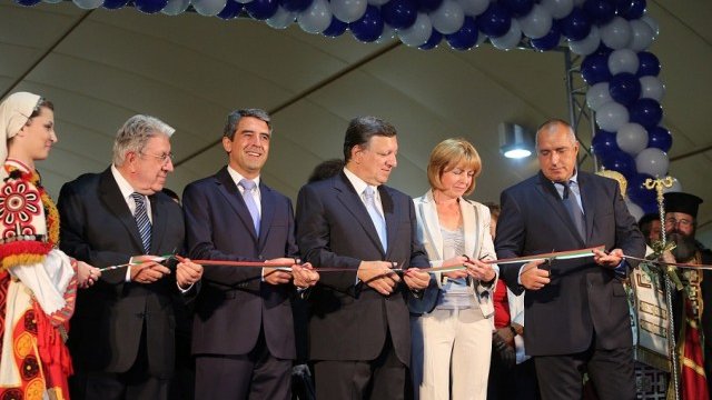 <p>
	<em>Лентата на втория лъч на столичното метро преряза и председателят на ЕК Жозе Мануел Барозу. </em>&nbsp; &nbsp;Снимка: БТА</p>
