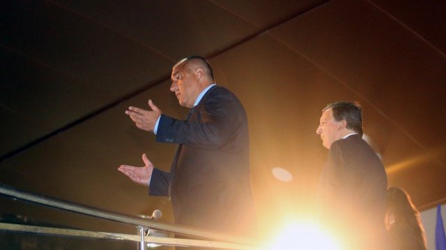 <p>
	Борисов грее при откриването на втория лъч от метрото в София. <em>Снимка: БТА</em></p>
