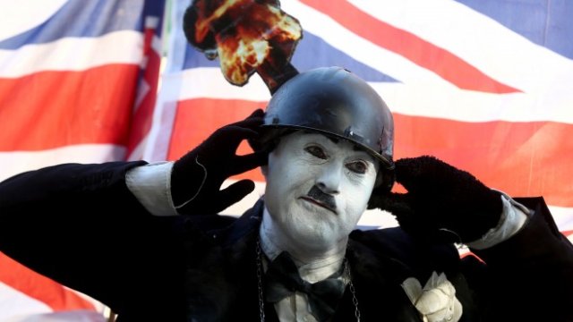 <p>
	Brexit накара бизнеса във Великобритания да &quot;сложи каските&quot;. <em>Снимка: Ройтерс</em></p>
