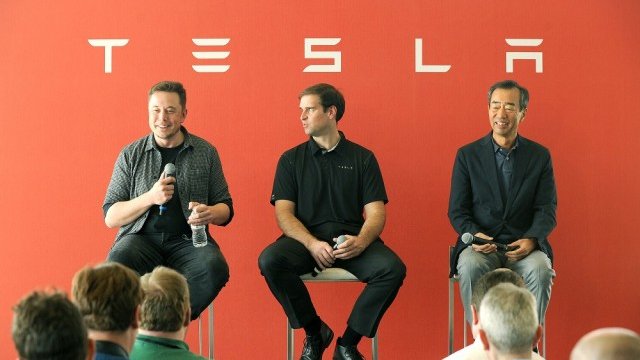 <p>
	Изпълнителният директор на Tesla Илон Мъск, главният технически директор на Tesla Джей Би Щраубел и старши съветникът от Panasonic Йоши Ямада.&nbsp;<em>Снимка: архив Ройтерс</em></p>
