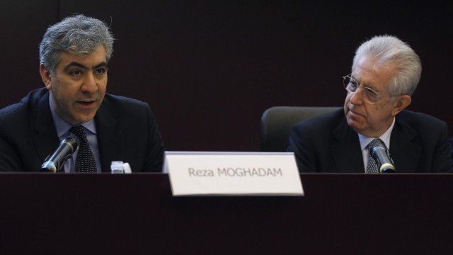 <p>
	Директорът на МВФ за Европа Реза Могадам <em>(вляво) </em>и премиерът на Италия Марио Монти по време на съвместната пресконференция след края на редовната мисия на фонда в страната.<em> Снимка: Ройтерс</em></p>
