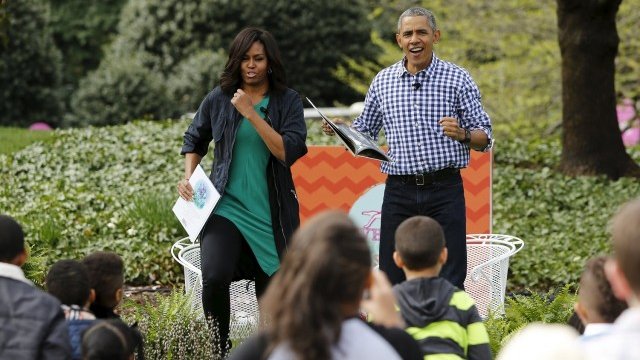 <p>
	Барак и Мишел Обама четат детски книги в Белия дом. <em>Снимка: Ройтерс</em></p>

