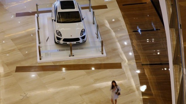 <p style="text-align: justify;">
	Porsche Macan.<em> Снимка: архив, Ройтерс</em></p>

