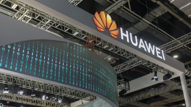 <p>
	Лого на щанда на Huawei Technologies Co. на изложението Auto Shanghai 2021 в Шанхай, Китай, във вторник, 27 април 2021 г. <em>Снимка: Qilai Shen / Bloomberg</em></p>
