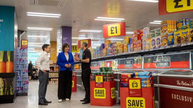 Рейчъл Рийвс (в средата) изглежда е готова да продава. Снимка: Betty Laura Zapata/Bloomberg