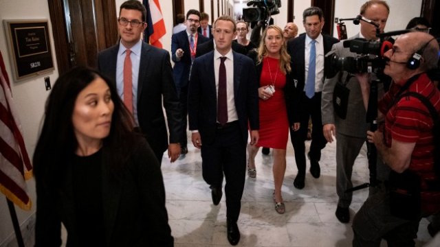 <p>
	Главният изпълнителен директор на Facebook Inc. Марк Зукърбърг в Белия дом. <em>Снимка: Ройтерс</em></p>
