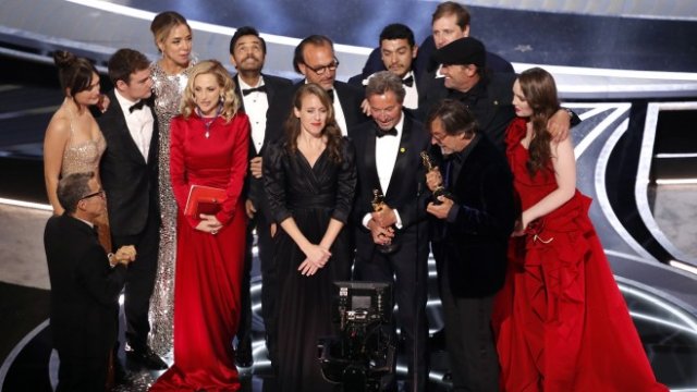 <p>
	<em>Актьорите и екипът &quot;CODA: дете на глухи родители&quot;. Снимка: БГНЕС/EPA/ETIENNE LAURENT</em></p>
