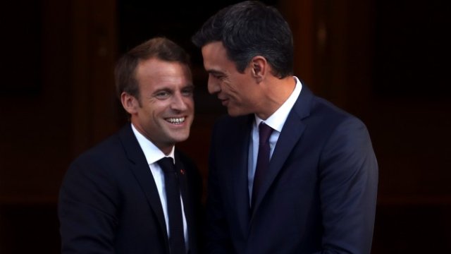 <p>
	Президентът на Франция Еманюел Макрон и премиерът на Испания Педро Санчес. <em>Снимка: Ройтерс</em></p>
