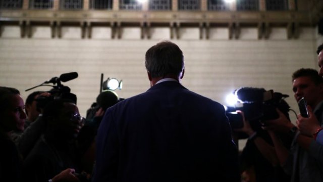 <p>
	Найджъл Фараж, след като станаха ясни резултатите от евровота във Великобритания. <em>Снимка: Ройтерс</em></p>
