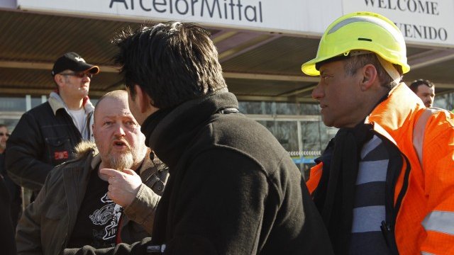 <p>
	Работниците планират да направят палатков лагер в завода. Снимка: Ройтерс</p>
