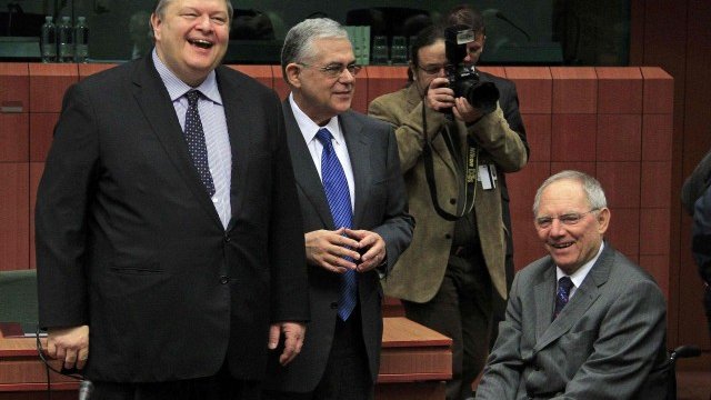 <p>
	Гръцкият финансов министър Евангелос Венизелос, премиерът Лукас Пападимос и финансовият министър на Германия Волфганг Шойбле преди началото на срещата в Брюксел. Снимка: Ройтерс</p>
