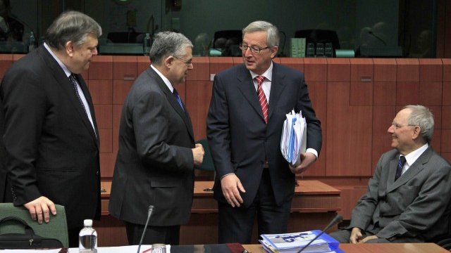 <p>
	Финансовият министър на Гърция Евангелос Венизелос, премиерът на странат Лукас Пападимос, председателят на Еврогрупата Жан-Клод Юнкер и финансовият министър на Германия Волфганг Шойбле.<em> Снимка: Ройтерс</em></p>
