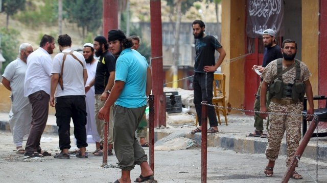 <p>
	Членове на клона на Ал-Кайда фронт &bdquo;Нусра&ldquo; и цивилни на входа на съд в Сирия, където самоубийствен атентат уби най-малко 10 души на 30 август. Снимка: Ройтерс</p>
