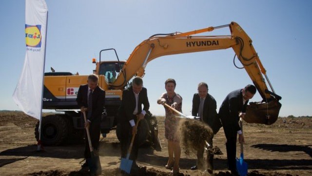 <p>
	Днес се състоя първата копка на новата складово-логистична база на веригата край Ямбол. <em>Снимка: Lidl</em></p>
