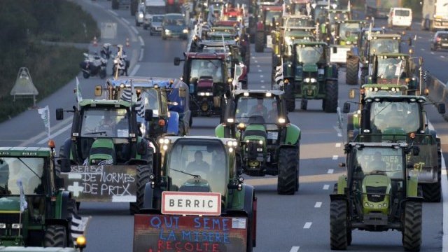 <p>
	Според селскостопанските синдикати близо 1 88 трактора са влезли в Париж днес с издигнати лозунги &quot;Който сее мизерия, жъне гняв&quot;. <em>Снимка: Ройтерс</em></p>
