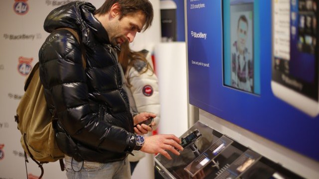 <p>
	Все повече потребители посягат към смартфоните. <em>Снимка: Ройтерс</em></p>
